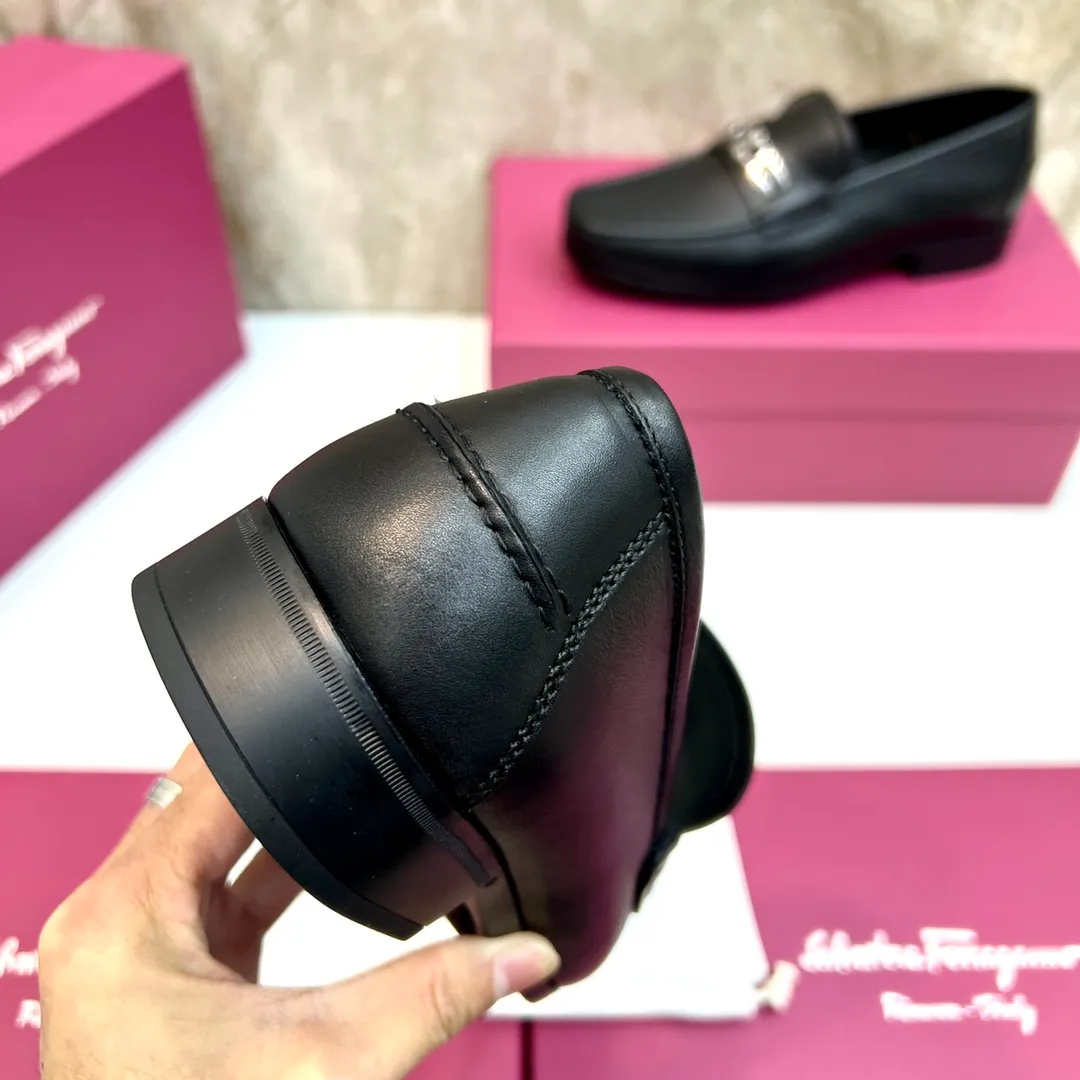 Original quality P780 Brand: Ferragamo Standard size: Men's size 39–44 (38.45 can be customized) Grade: Same style as the official website High-quality men's shoes Material: Customized first-layer calfskin with water-dyed cowhide lining Cowhide tiptoe Original non-slip and wear-resistant rubber outsole Style category: Men's formal business leather shoes are young and fashionable European and American trends British style Casual matching and comfortable feet Color: actual picture